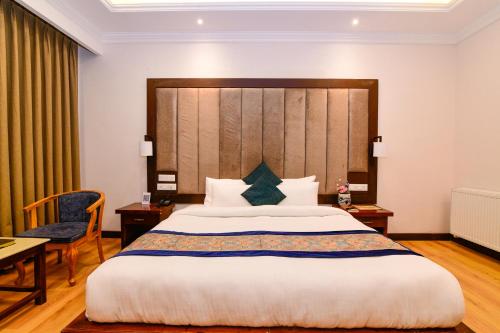 Deluxe Double or Twin Room image 1