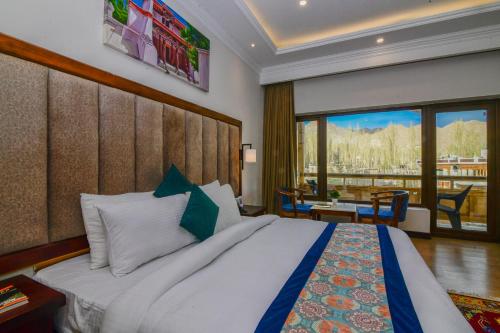 Deluxe Double Room with Balcony image 3