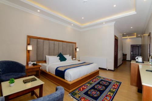 Junior Suite with Balcony image 4