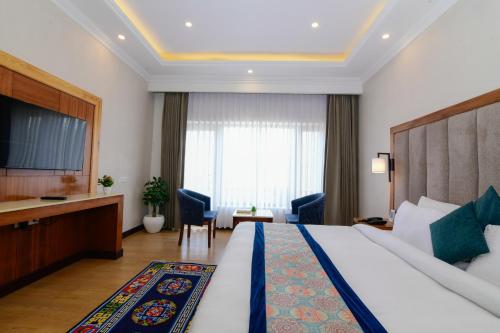 Junior Suite with Balcony image 3