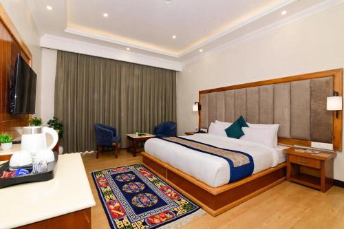 Junior Suite with Balcony image 1