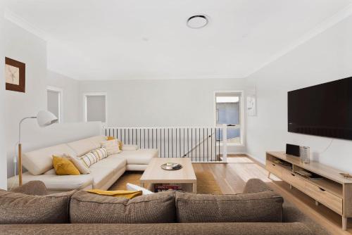 Comfort Luxury and Surrounded by Popular Beaches in Уан Маил Бийч