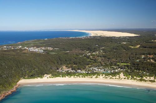Comfort Luxury and Surrounded by Popular Beaches in Уан Маил Бийч