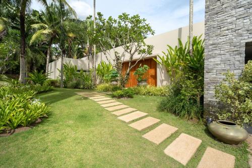 Luxury 3BR Villa C Layan Estate: Idyllic Retreat near Beach