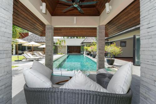 Luxury 3BR Villa C Layan Estate: Idyllic Retreat near Beach