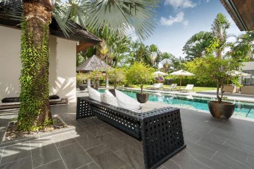 Luxury 3BR Villa C Layan Estate: Idyllic Retreat near Beach