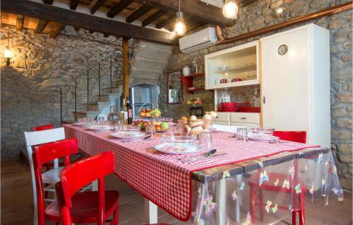 Cozy Apartment In Benabbio With Kitchen