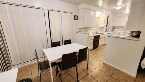 Centrally Located, 4x Queen, 300 MBPS Internet with Backyard! in Hemet, USA