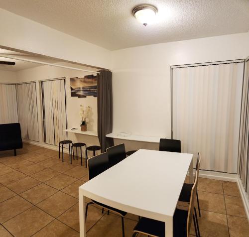 Centrally Located, 4x Queen, 300 MBPS Internet with Backyard!