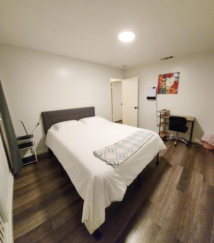 Centrally Located, 4x Queen, 300 MBPS Internet with Backyard!