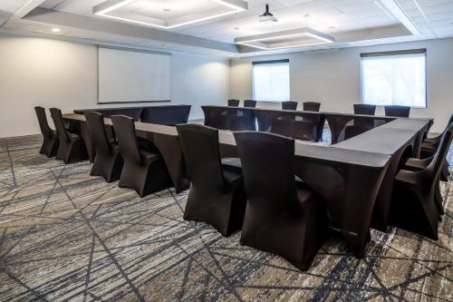 Holiday Inn Express and Suites Tampa I-75 at Bruce B. Downs an IHG Hotel - image 4