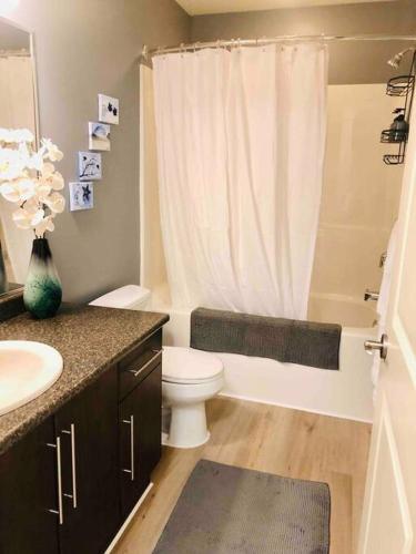 Olympic Views - Cozy Modern 2Br Suite in Victoria, Canada