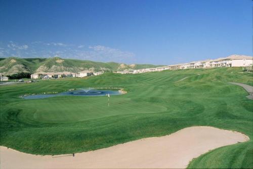 Paradise Canyon Golf Resort, Signature Walkout Condo 382