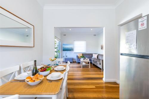 Tomaree Cottage 12 Tomaree Road - 200 mtrs to Beach - Pet Friendly, linen, WiFi & aircon in Шоал Бей