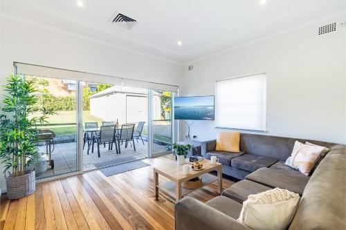 Tomaree Cottage 12 Tomaree Road - 200 mtrs to Beach - Pet Friendly, linen, WiFi & aircon in Шоал Бей