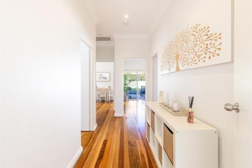 Tomaree Cottage 12 Tomaree Road - 200 mtrs to Beach - Pet Friendly, linen, WiFi & aircon in Шоал Бей