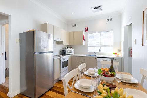 Tomaree Cottage 12 Tomaree Road - 200 mtrs to Beach - Pet Friendly, linen, WiFi & aircon in Шоал Бей
