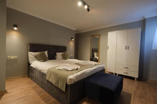 1 queen bed, 2 sofa beds