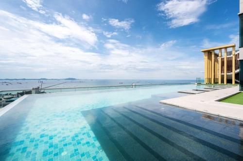 Mountain view condo with infinity rooftop pool and onsen