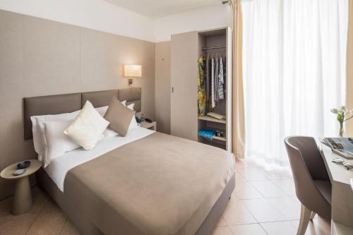 Single Room with Lateral Sea View image 1