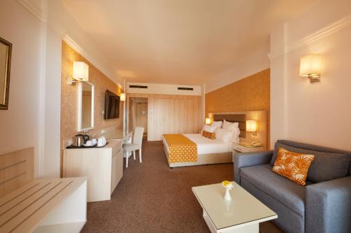 Double Room Sea View image 3