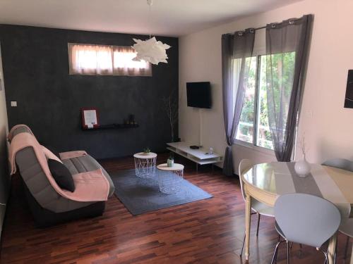 T2 LA CIOTAT 60M2 AVEC TERRASSE EQUIPÉE Room Type - Two-Bedroom Apartment