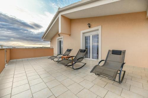 Balkons/terase, Villa Andrea with private heathed pool in Debeljak