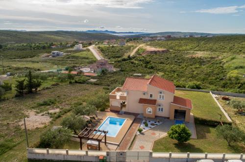 Viesnīcas āriene, Villa Andrea with private heathed pool in Debeljak