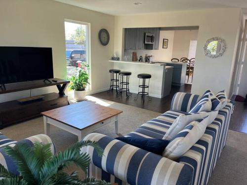 Cheerful 4-bedroom home in SD, 30 day min stay in Morena