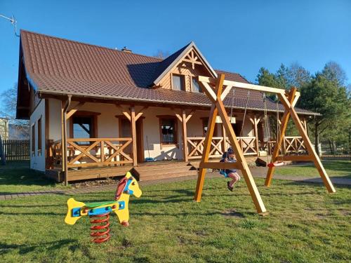 Dom drewniany na Kaszubach, rzeka, las, pola, niedaleko jeziora