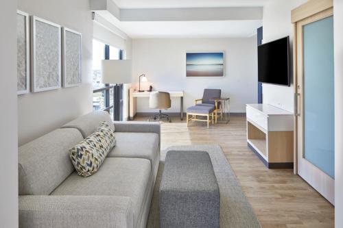 1 king bed, 1 sofa bed