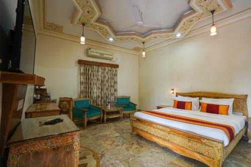 King Room with Pool View image 10