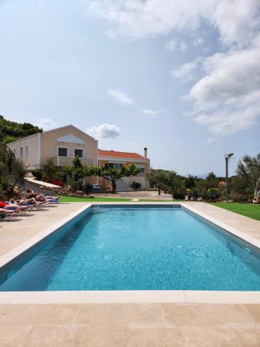 Luxe Villa Amfiario in Attica region, pool & breathtaking views! - Accommodation - Kalamos