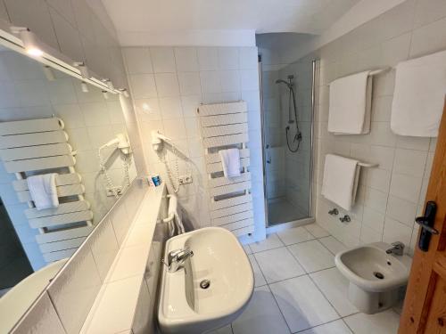 Deluxe Triple Room with Terrace and Sea View image 10