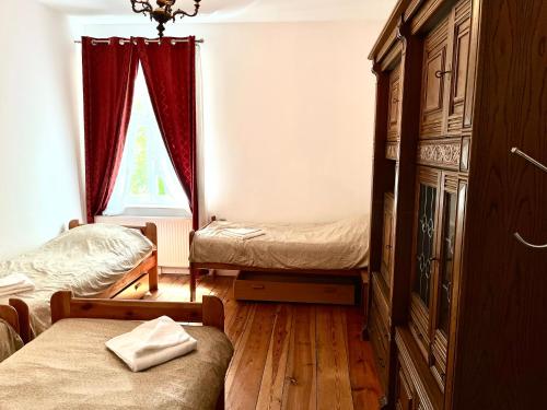 3 twin beds