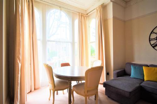 Picture of Peaceful & Pretty 2 Bedroom Flat Near Clifton