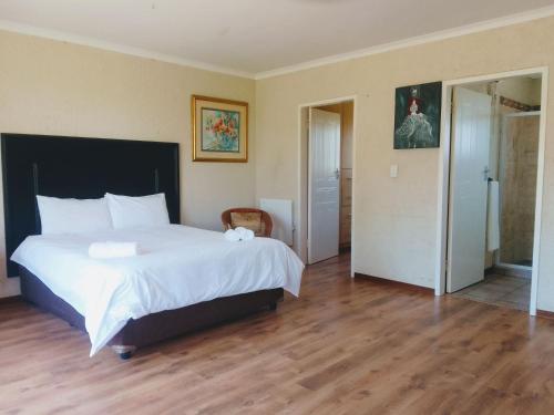 2 bedrooms, 5 beds