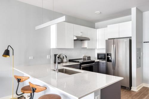 บริการและสิ่งอำนวยความสะดวก, Arlington Heights 2br w wd gym bbq nr dining CHI-911 in อาร์ลิงตัน ไฮทส์ (IL)