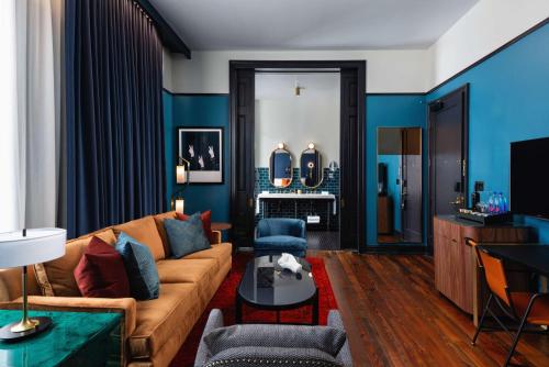 room detail thumbnail 1