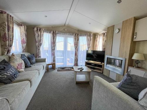 Modern Caravan With Decking At Azure Seas Along The Suffolk Coast Ref 32065az