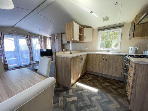 Modern Caravan With Decking At Azure Seas Along The Suffolk Coast Ref 32065az 5