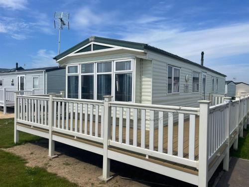 Modern Caravan With Wifi At Martello Beach Holiday Park In Essex Ref 29010kv