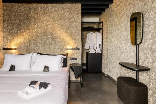 Double Room with Pool View image 3