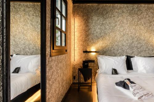 Double Room with Pool View image 2