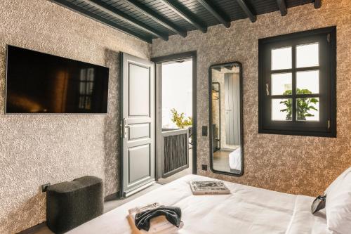 Double Room with Pool View image 6