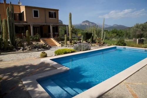 Beautiful house with spectacular mountain views in Alaró