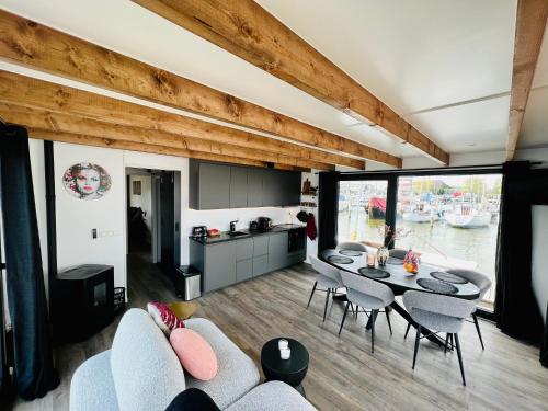 Surla Houseboat "De Albatros" in Monnickendam Tender included