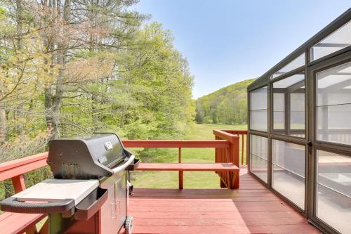 Serene Salisbury Rental Home on 26 Acres with Deck! in 雷克維爾