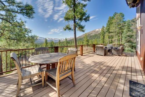 Bayfield Cabin with Hot Tub and Striking Mountain View in Tuckerville, USA