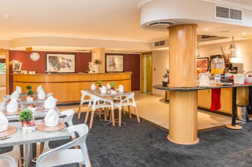 Restaurant, Road Lodge JNB Airport in Germiston